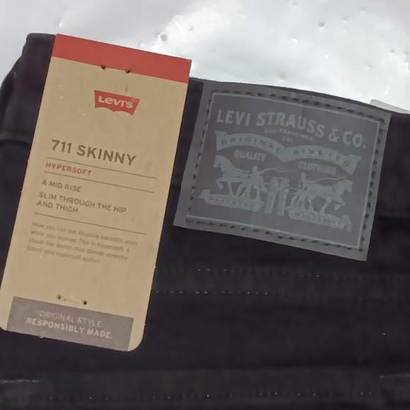 Levi's 711 Skinny Jeans 188810049 NWT Women's - 8 Short - Soft Black Size 29x28 - Picture 7 of 8